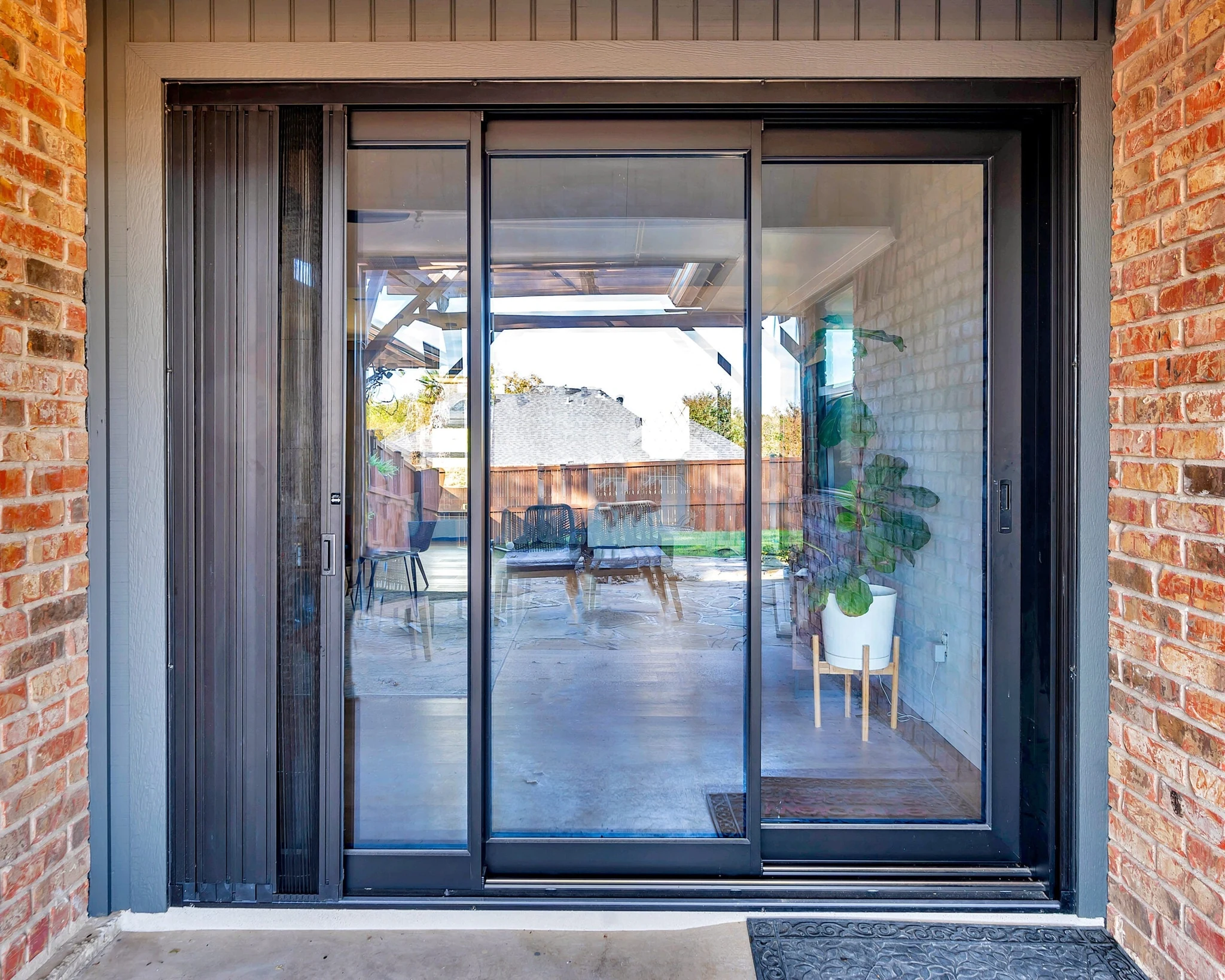 Aluminum three panel lift and slide door with screen