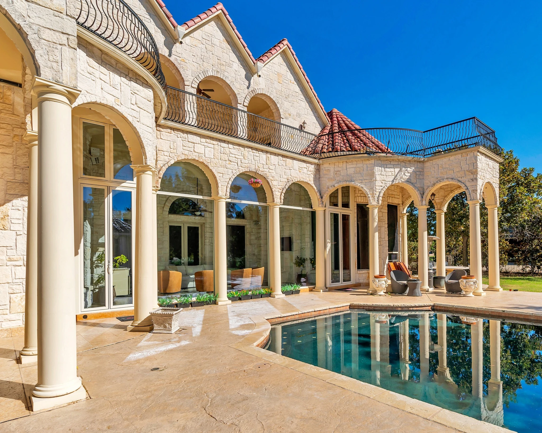 Light aluminum arched windows